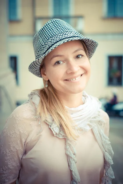 Vacker blond kvinna med hatt — Stockfoto