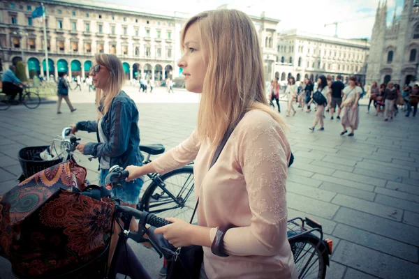 Deux belles femmes blondes faisant du shopping à vélo — Photo