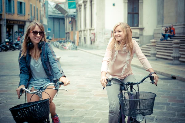 Δύο όμορφες ξανθιά γυναίκες ψώνια με το ποδήλατό — Φωτογραφία Αρχείου