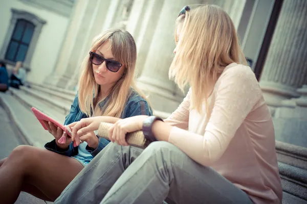 Two beautiful blonde women talking — Stock Photo, Image