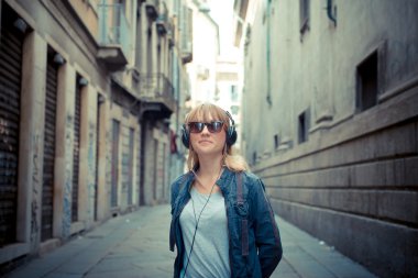 müzik güzel sarışın kadın