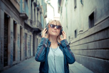 müzik güzel sarışın kadın