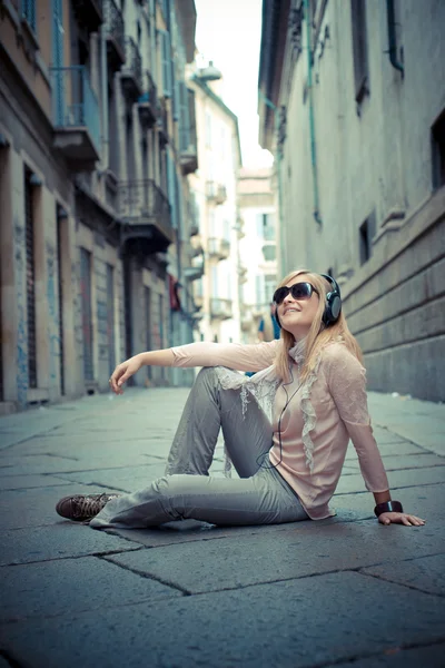 Schöne blonde Frau hört Musik — Stockfoto