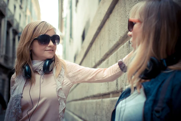 Two beautiful blonde women — Stock Photo, Image