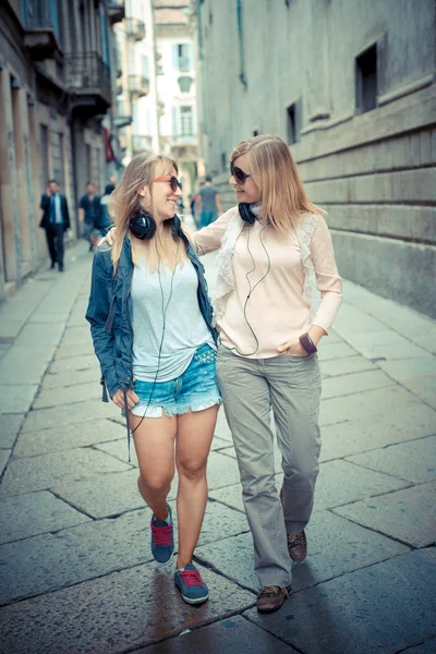 Dos hermosas mujeres rubias caminando y hablando —  Fotos de Stock