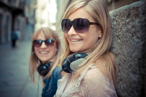 Two beautiful blonde women — Stock Photo, Image