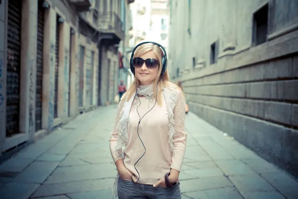 Bela mulher loira ouvindo música — Fotografia de Stock