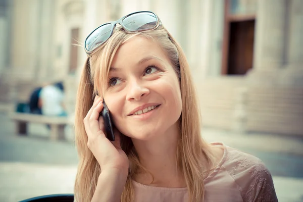 Piękna blond kobieta na telefon w barze — Zdjęcie stockowe