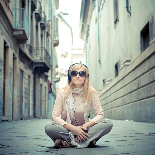 Mooie blonde vrouw luisteren naar muziek — Stockfoto