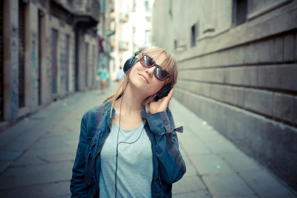 Schöne blonde Frau hört Musik — Stockfoto