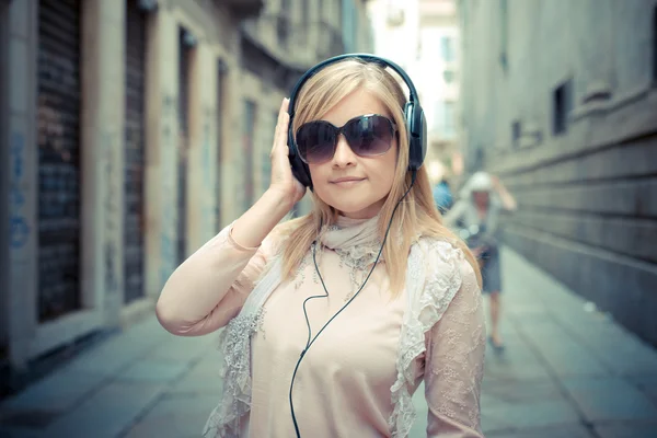 Bela mulher loira ouvindo música — Fotografia de Stock