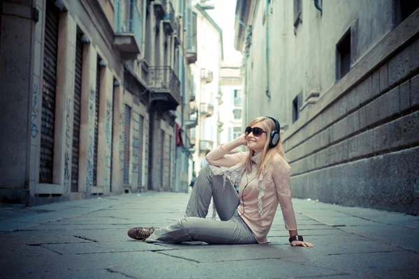 Beautiful blonde woman listening to music — Stock Photo, Image
