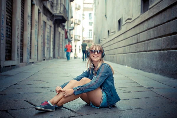 Mooie blonde vrouw luisteren naar muziek — Stockfoto