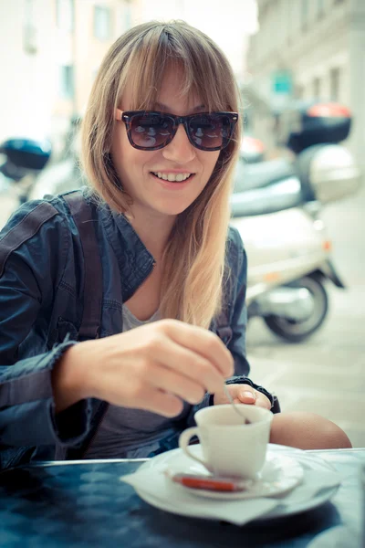 Schöne blonde Frau beim Frühstück an der Bar — Stockfoto