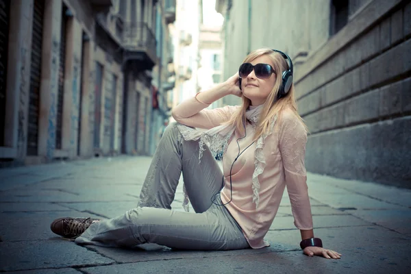 아름 다운 금발의 여 자가 음악을 듣고 — 스톡 사진