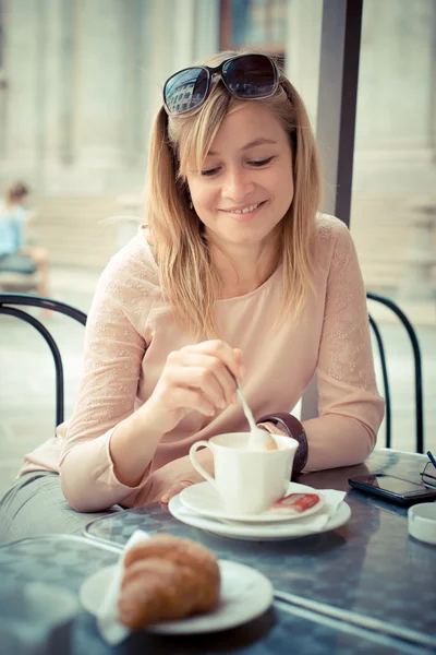 Schöne blonde Frau beim Frühstück an der Bar — Stockfoto