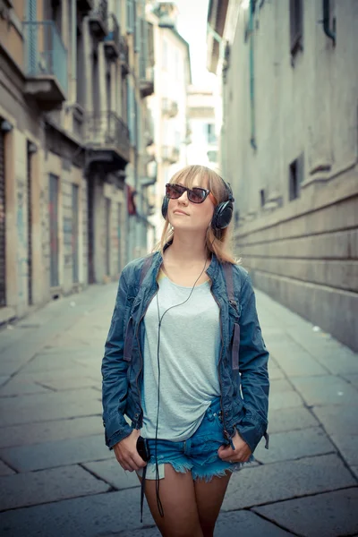 Bela mulher loira ouvindo música — Fotografia de Stock