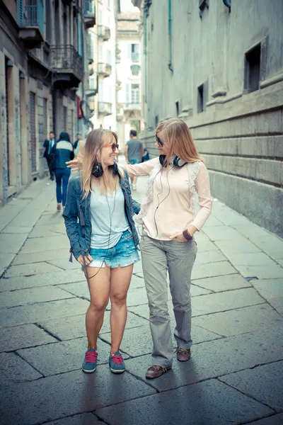 Twee mooie blonde vrouwen lopend en pratend — Stockfoto