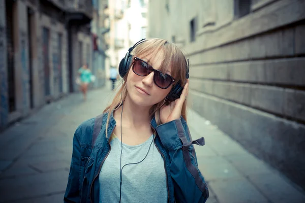 Vacker blond kvinna lyssna på musik — Stockfoto