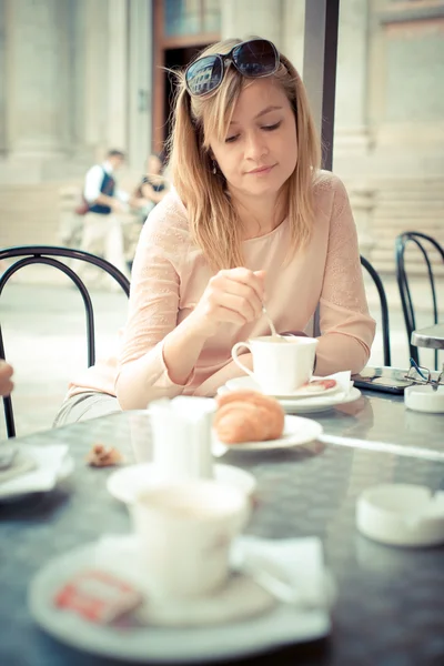 Beautiful blonde woman having breakfast at the bar — Stock Photo, Image