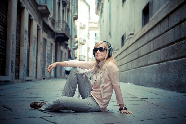 Mooie blonde vrouw luisteren naar muziek — Stockfoto