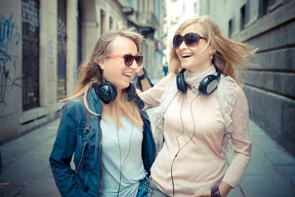 Zwei schöne blonde Frauen, die gehen und reden — Stockfoto