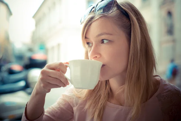 Schöne blonde Frau beim Frühstück an der Bar — Stockfoto