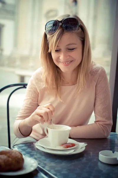 Vacker blond kvinna med frukost i baren — Stockfoto