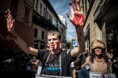 Milano Moda Haftası Eylül tarihinde animalisti italiani protesto