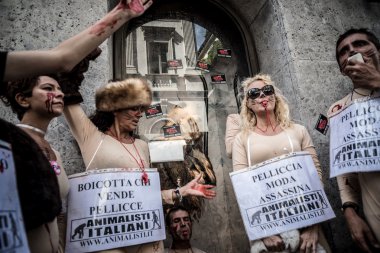 Milano Moda Haftası Eylül tarihinde animalisti italiani protesto