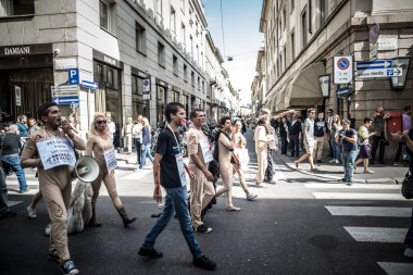 Milano Moda Haftası Eylül tarihinde animalisti italiani protesto