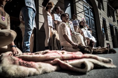 Milano Moda Haftası Eylül tarihinde animalisti italiani protesto