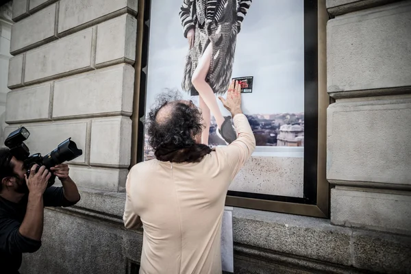 Animalisti italiani protest przeciwko Mediolanie tygodnia mody septem — Zdjęcie stockowe