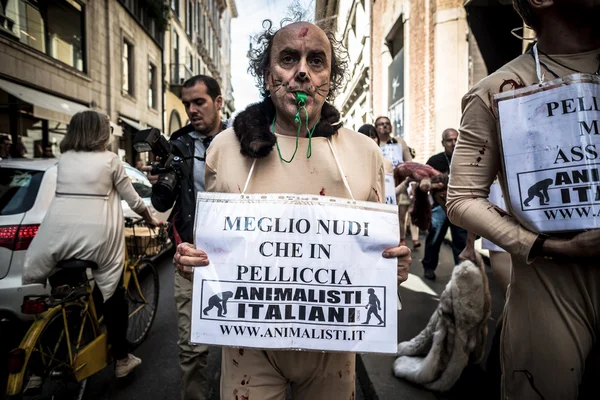 Animalisti italiani protesta por semana de la moda de Milán en septem — Stockfoto