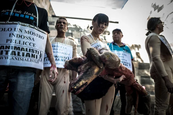 Animalisti Italiani protest against Milan Fashion Week on Septem — Stock Photo, Image