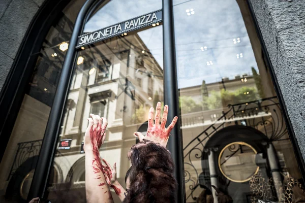 Animalisti italiani protest mot Milano fashion week på septem — Stockfoto