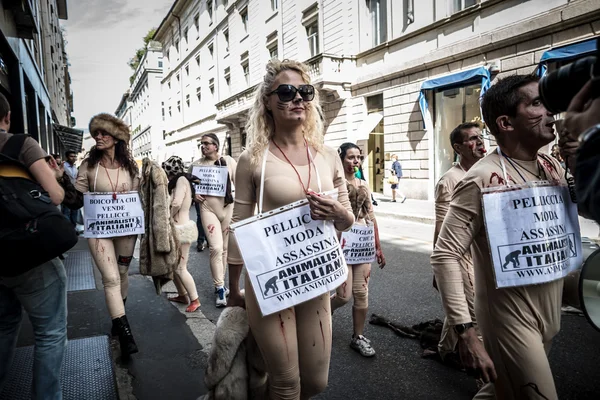 Animalisti Italiani protest against Milan Fashion Week on Septem — Stock Photo, Image