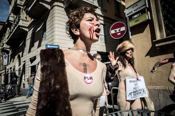Animalisti italiani διαμαρτυρία ενάντια στην εβδομάδα μόδας του Μιλάνου στις septem — Φωτογραφία Αρχείου
