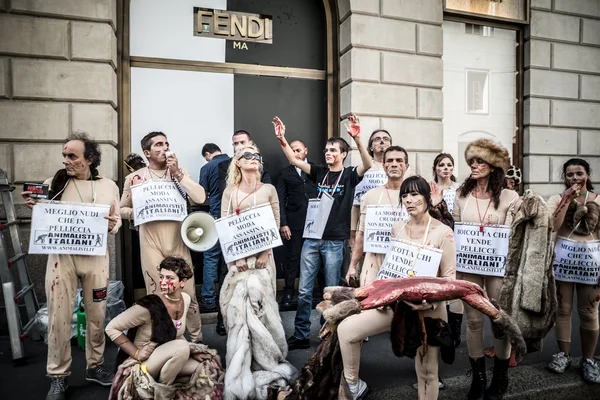 Animalisti Italiani protesta contra la Semana de la Moda de Milán en septiembre — Foto de Stock
