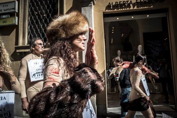 Animalisti italiani διαμαρτυρία ενάντια στην εβδομάδα μόδας του Μιλάνου στις septem — Φωτογραφία Αρχείου