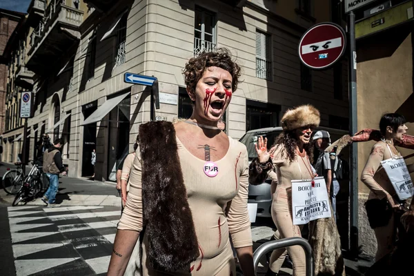 Animalisti italiani protesta por semana de la moda de Milán en septem — Stockfoto