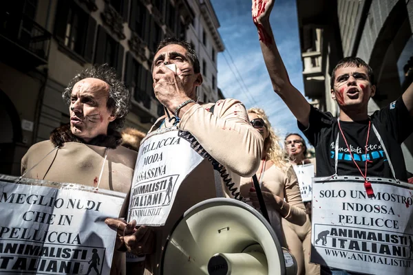 Animalisti Italiani proteste contre la Fashion Week de Milan sur Septem — Photo
