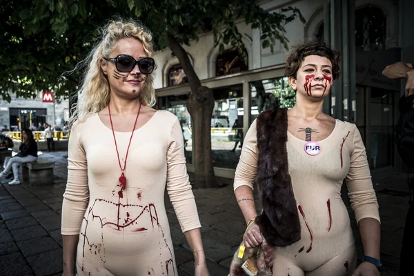 Animalisti italiani protestieren gegen Mailänder Modewoche im September — Stockfoto
