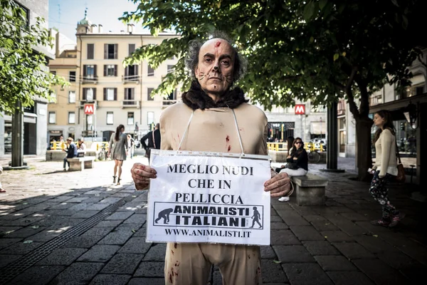 Milano Moda Haftası Eylül tarihinde animalisti italiani protesto — Stok fotoğraf