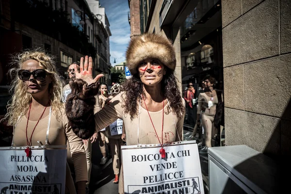 Animalisti italiani protesta por semana de la moda de Milán en septem — Stockfoto