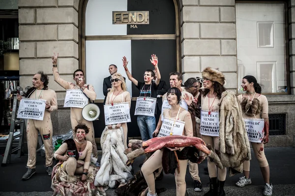 Animalisti italiani protest proti milan módní týden v září — Stock fotografie
