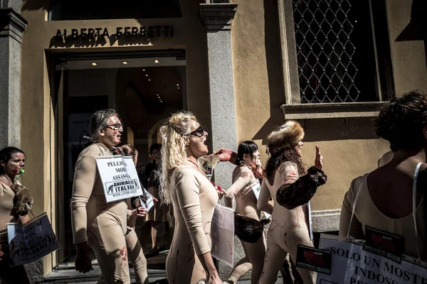 Animalisti italiani protest przeciwko Mediolanie tygodnia mody septem — Zdjęcie stockowe