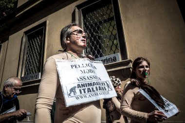 Milano Moda Haftası Eylül tarihinde animalisti italiani protesto