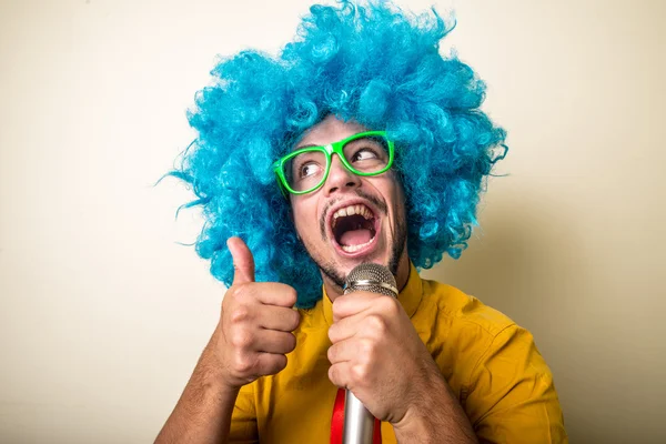 Louco engraçado jovem com peruca azul — Fotografia de Stock