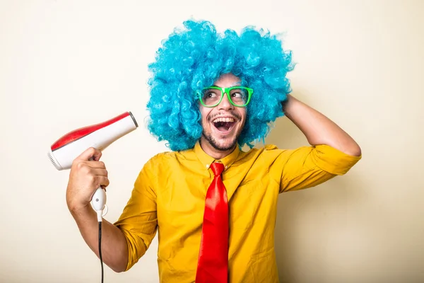 Loco divertido joven con peluca azul — Foto de Stock